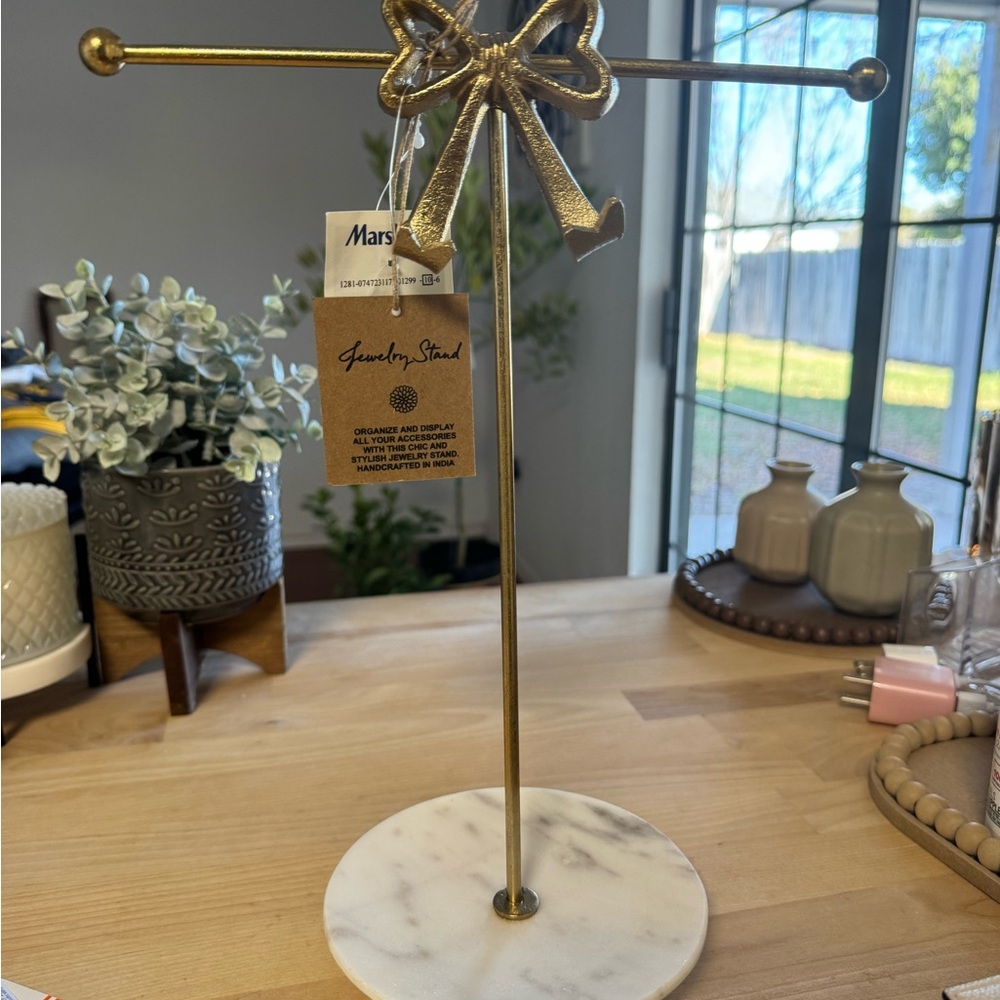 Bow necklace stand